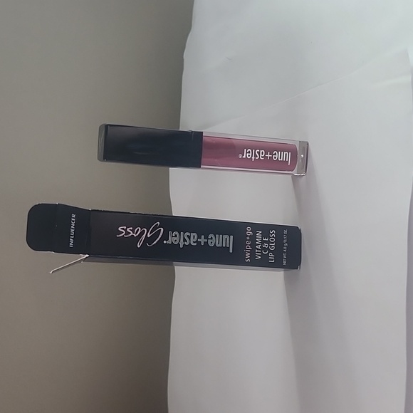 Lune + Aster Vitamin C &E Lip Gloss Influencer - Picture 5 of 5
